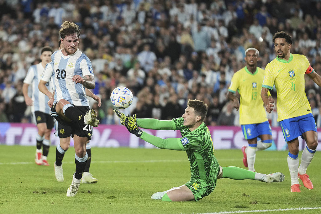 世预赛-恩佐传射小蜘蛛破门 梅西缺战阿根廷4-1双杀巴西