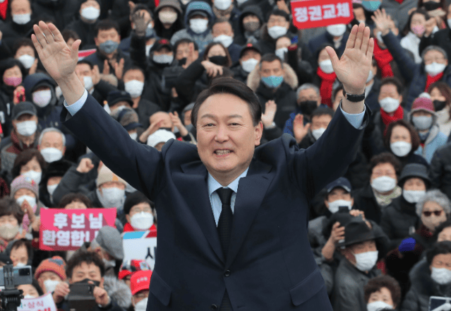 立刻复职！尹锡悦收到好消息，关键判决过后，李在明或先被拿下？