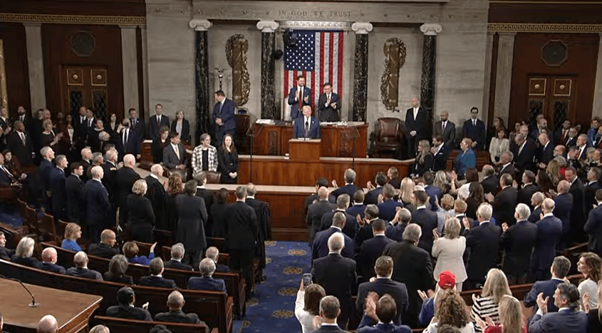 最新！特朗普宣布：对所有进口汽车征收25%关税！美股汽车板块盘后重挫，通用汽车跌超7%，福特跌超4%