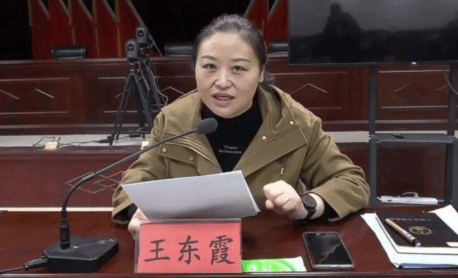 她任镇党委书记期间，为应付检查，花费财政249.62万打造“经典观摩路线”，对沿线21个村“刷白墙”