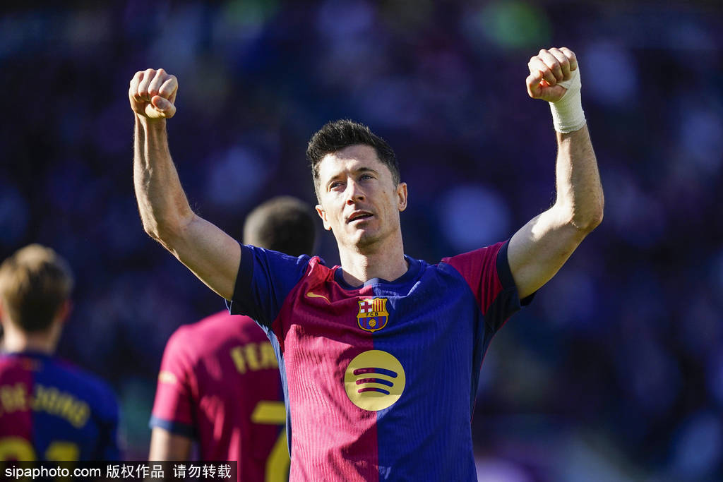 西甲-莱万双响亚马尔造乌龙 巴萨4-1赫罗纳迎联赛9连胜