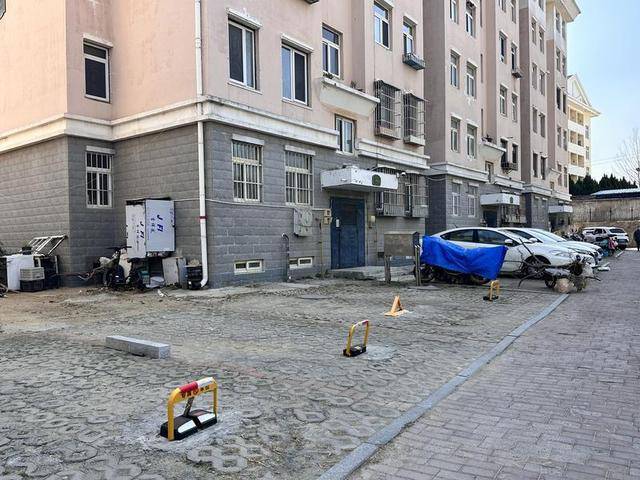 烟台一居民楼下打了20多个停车桩，物业：没有执法权