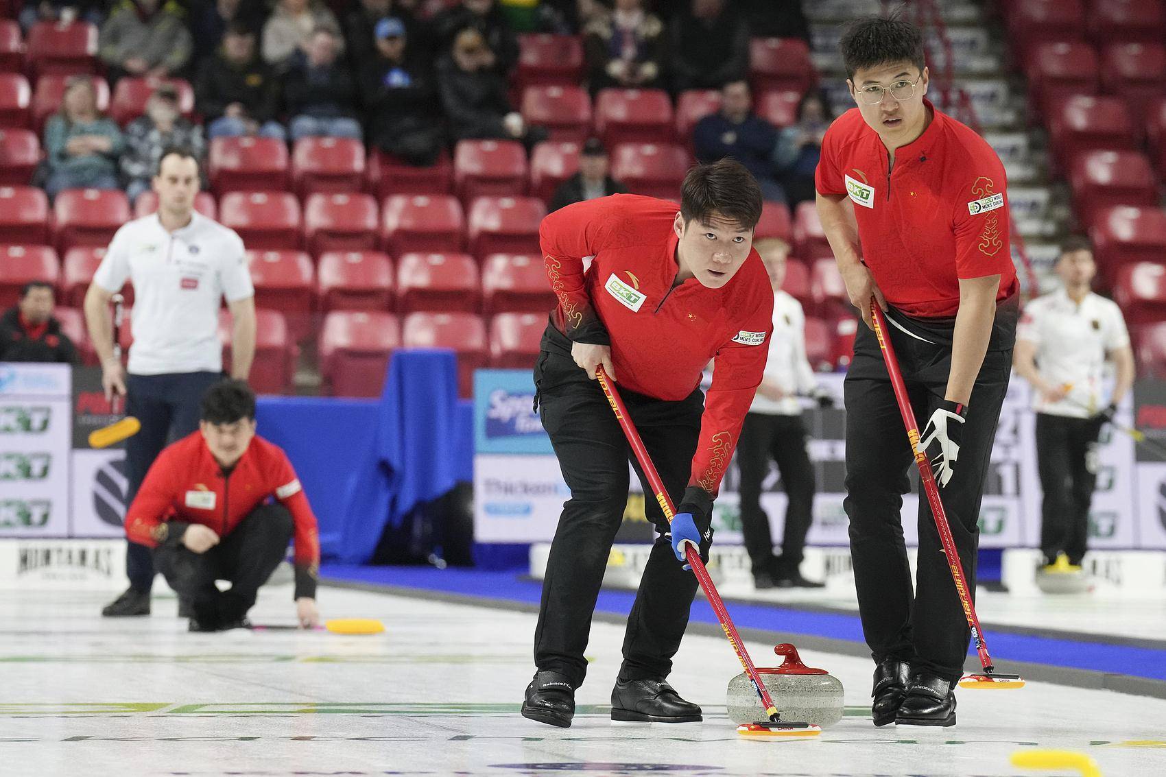 【男子冰壶世锦赛】中国队4胜1负，暂列积分榜首位