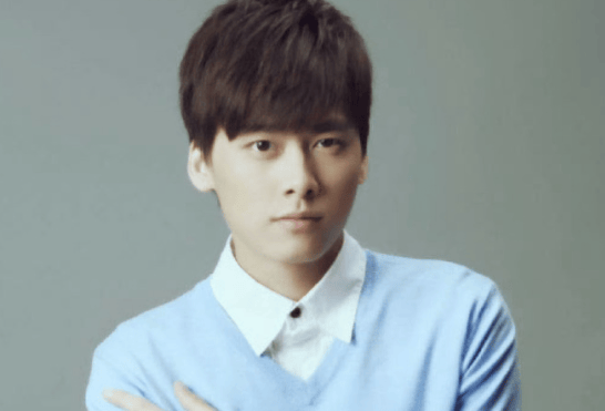 38岁李易峰泰国复出!曼谷演唱会跪地哽咽,网友:这也能洗白?