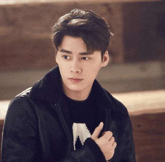 38岁李易峰泰国复出!曼谷演唱会跪地哽咽,网友:这也能洗白?