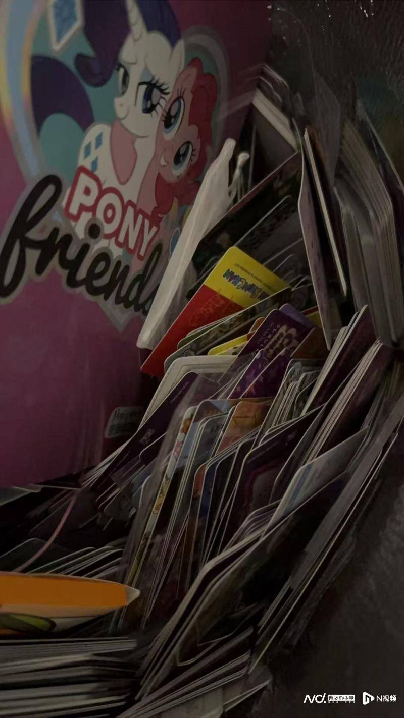 失控的卡牌：初中女生抽卡上瘾成小卖部大户，有学生贷款买卡