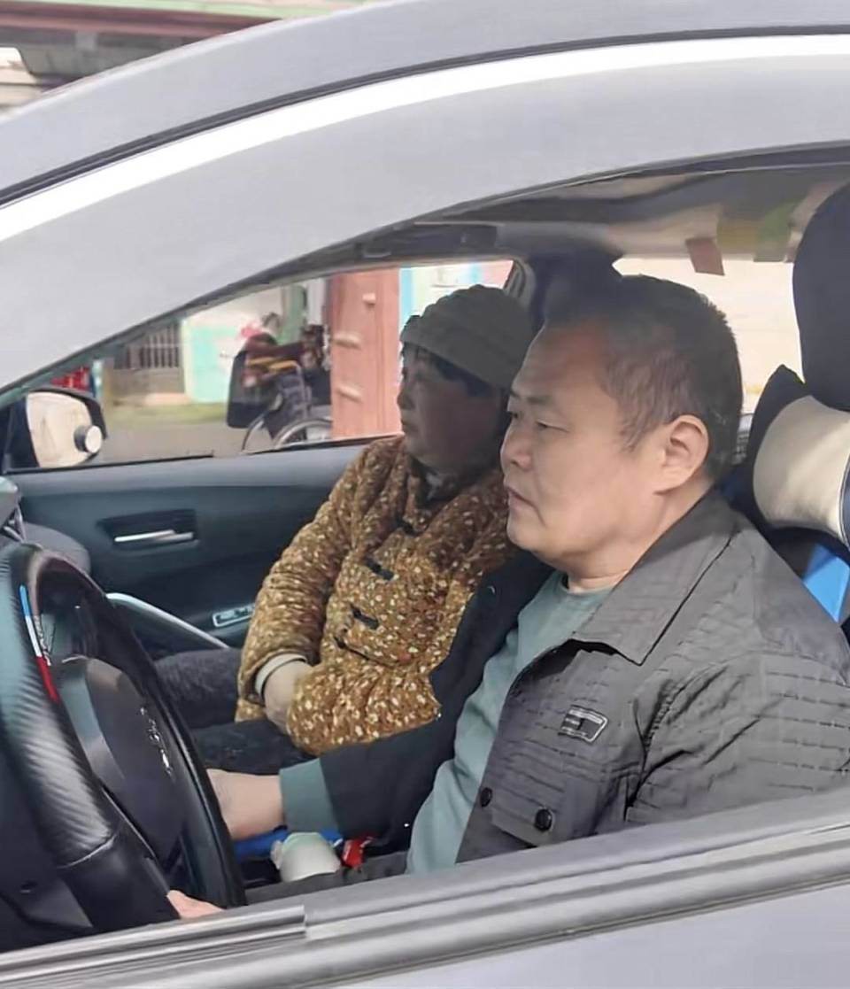 “家中无人照顾，只能随车同行”，山东一司机带着车祸受伤妻子跑网约车，乘客暖心留言