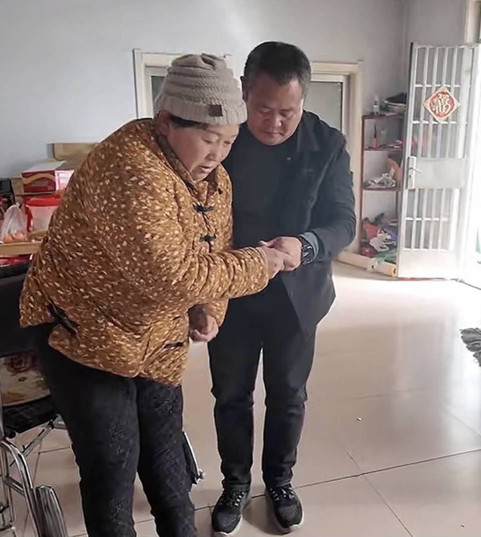 “家中无人照顾，只能随车同行”，山东一司机带着车祸受伤妻子跑网约车，乘客暖心留言