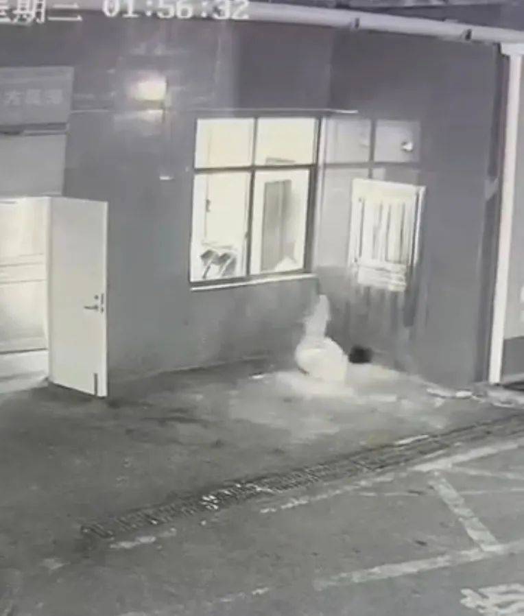 凌晨男子和女友发生冲突，突然撞碎酒店窗户跑出！酒店回应→