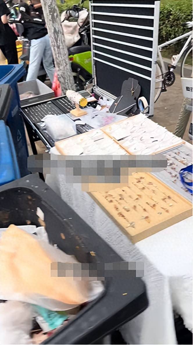 合肥女子交费摆摊遭管理人员刁难，多方回应