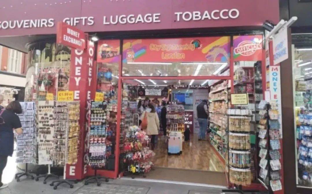 英国一糖果店有隐藏通道，游客给近9000元才能进去，里面都是假货