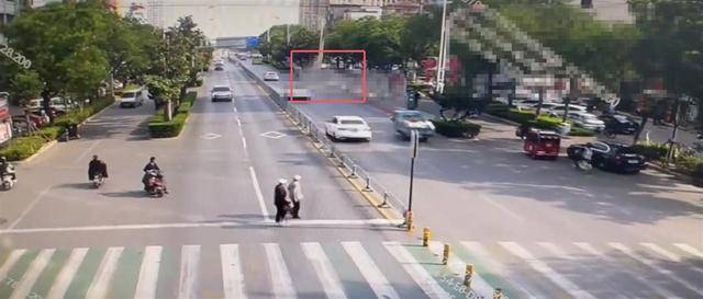 山东滕州一车辆撞向公交站台致多人倒地，案件已移交刑警