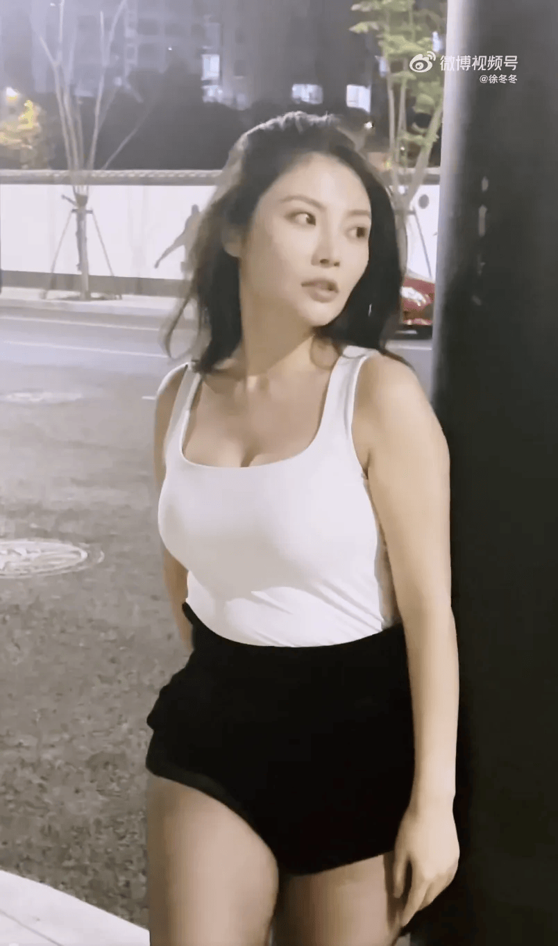 “椰树女神”徐冬冬大方晒照，并配文：我的蝴蝶袖，很丰腴！