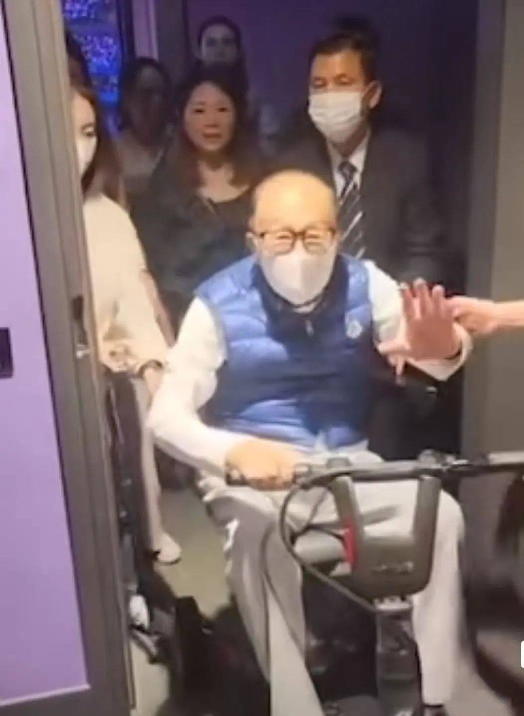 97岁李嘉诚和红颜知己周凯旋一同去看五月天演唱会,现场笑容不断,十分开怀,看起来精神十足