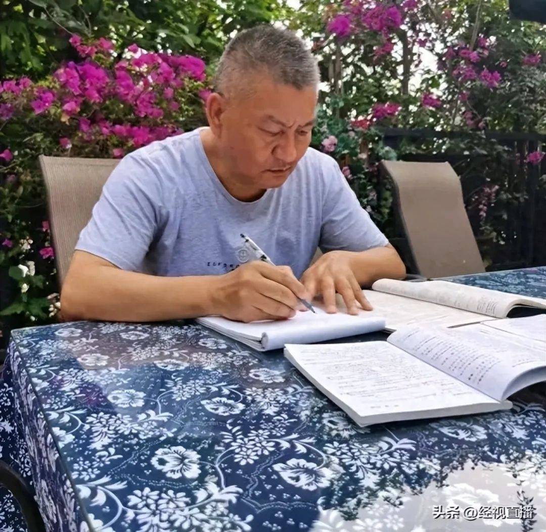 58岁梁实备战第29次高考,谈多次落榜:31岁已赚100万,也许用光前半生运气