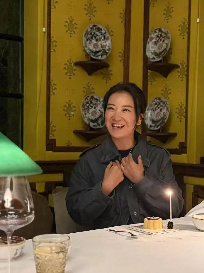 贾玲又瘦了！扎高马尾穿运动服出镜