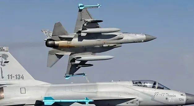 印度导弹仓库，爆发大爆炸：枭龙战机夜袭摧毁S-400导弹系统