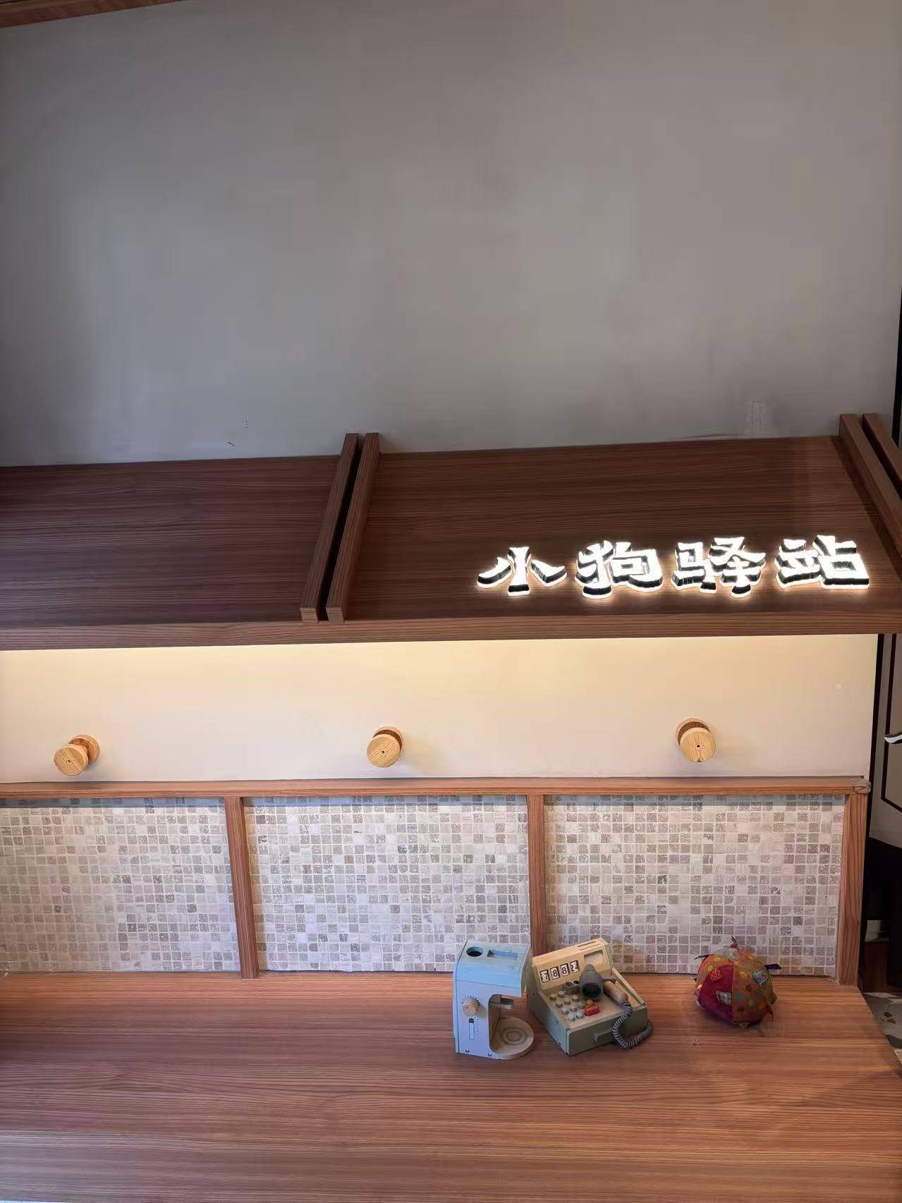 “先停狗再干饭！”武汉多个商铺现“停狗位”，商家称为吸引宠主，但有宠主表示担心