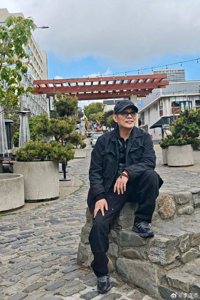 62岁李连杰晒图“炫耀”：三女儿给我拍的！可以给摄影师加鸡腿么