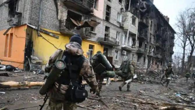 泽连斯基果然不简单！趁普京一愣神，重新把战火烧回了俄本土