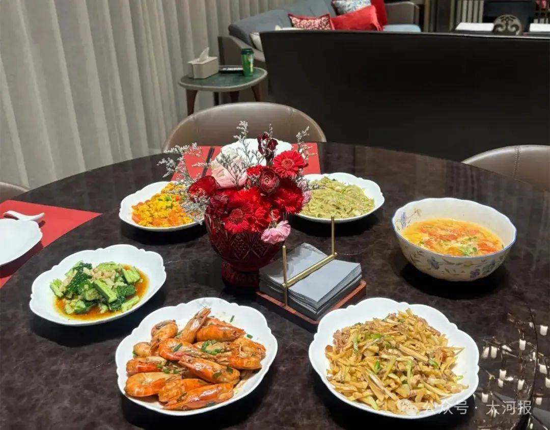 女子穿瑜伽裤上门做饭月入2万元，回应：真不是为流量！