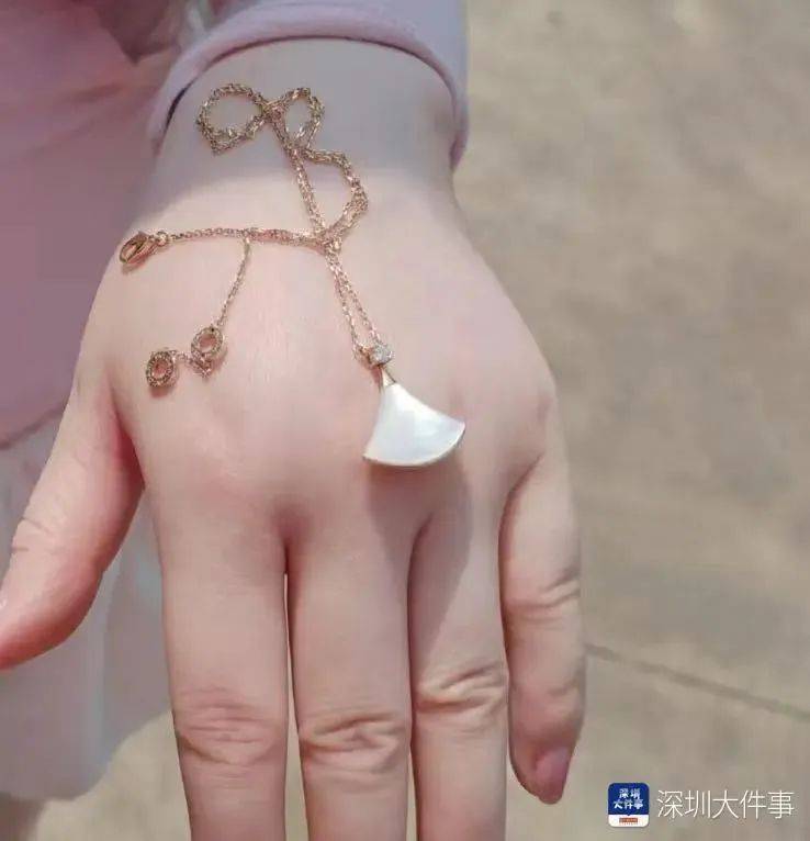 堪比"大海捞针"！深圳环卫工在腐臭垃圾堆里找到它，市民激动不已