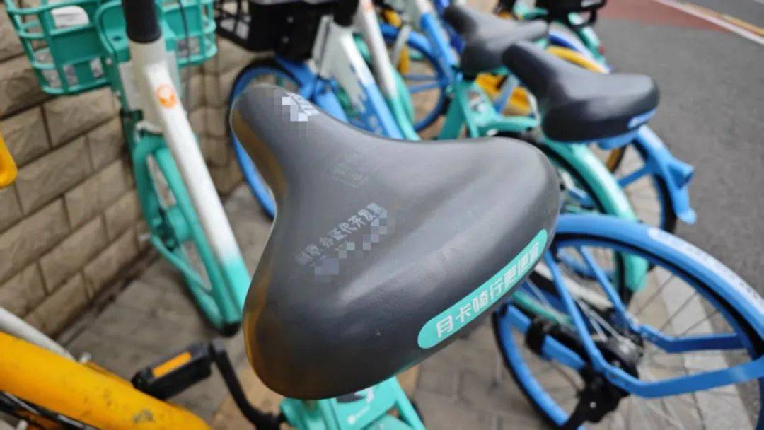 一天给共享单车盖四五百个“章”……警方:拘!