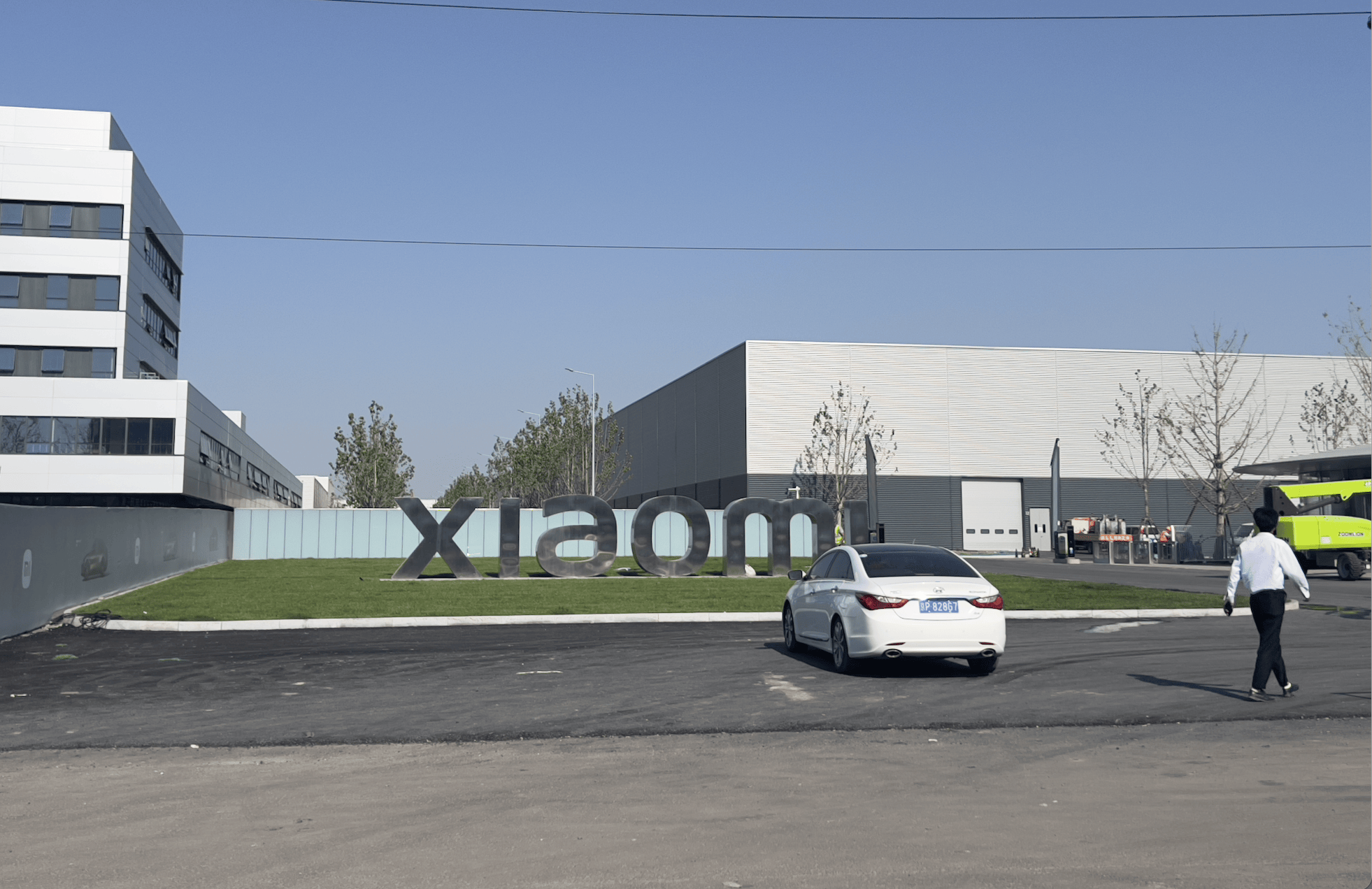 提YU7要等多久？实探小米汽车工厂：SU7大量装车，二期工厂外立面已完工