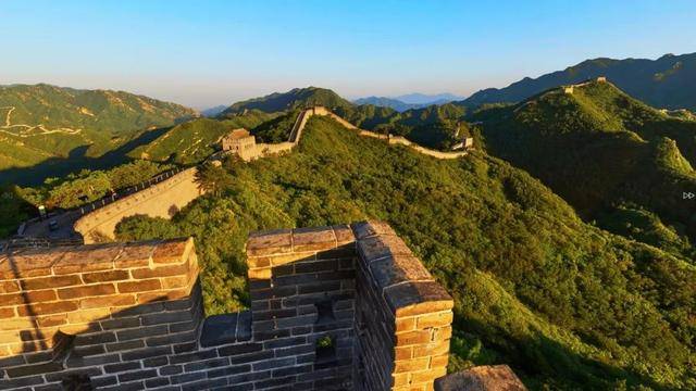 两名游客长城刻字，被行拘5日罚款200元