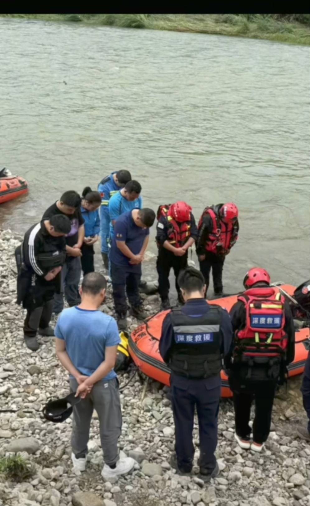 女救援队员划桨板时为救落水儿子遇难，队友：被暗河漩涡吸走，本职工作是教师