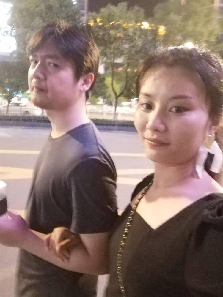 “初恋在读博时去世”，湖北小伙领奖台上讲述自己的爱情故事感动全网