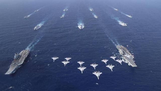 第二岛链附近，辽宁舰与山东舰会师，美防长“岛链威慑”沦为笑谈