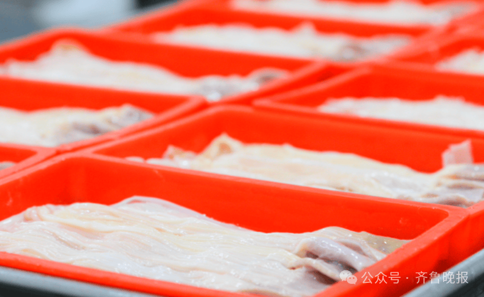 为什么一只活鸭上百元，一只烤鸭只要25元？