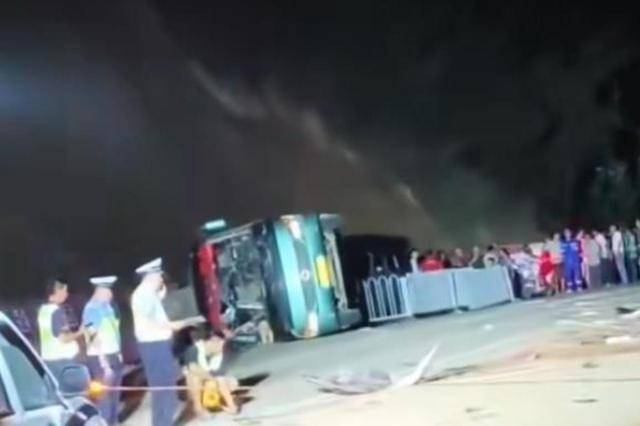 广西一高考生接送车发生侧翻,当地回应:4名学生轻伤