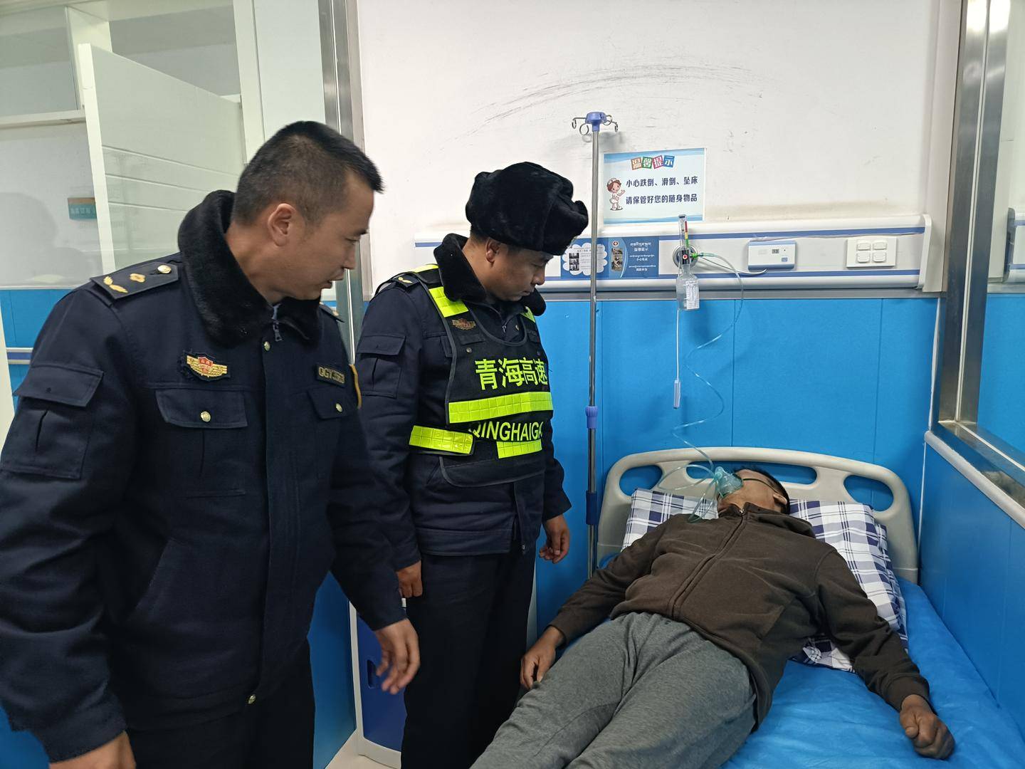 “救救我！”货车司机第一次上青藏高原重度高反，高速路收费员发现异常紧急送医