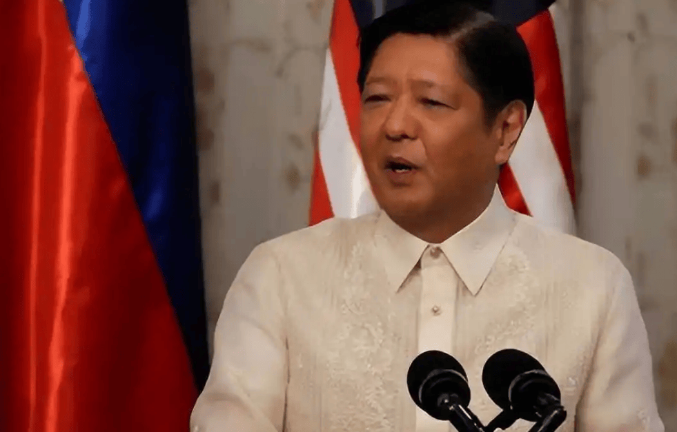 美国大举增兵中东，马科斯愣住了！更没想到解放军在南海干了件事