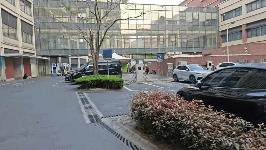 江西省卫健委通报“救护车800公里收费2.8万元”：不合理，暂停医院医疗转运服务