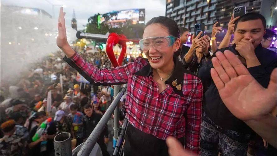 被逼停职？微妙时刻，泰国总理府被包围，佩通坦拒绝下台