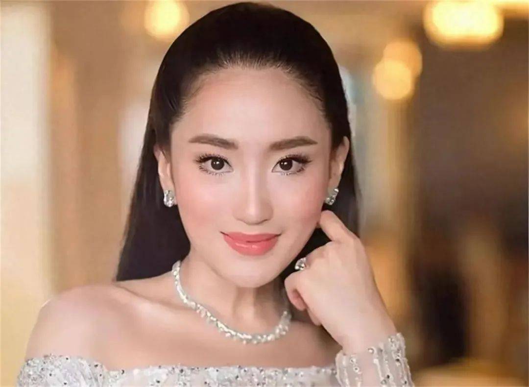 总理府已被围，泰陆军司令出山，洪森预测，美女总理三月内必下台