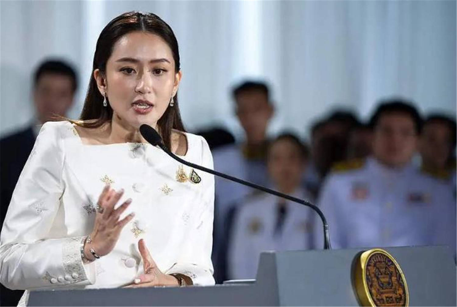 美女总理被停职，泰政客狂喜，叫嚣当总理后，发兵夺取柬埔寨4省