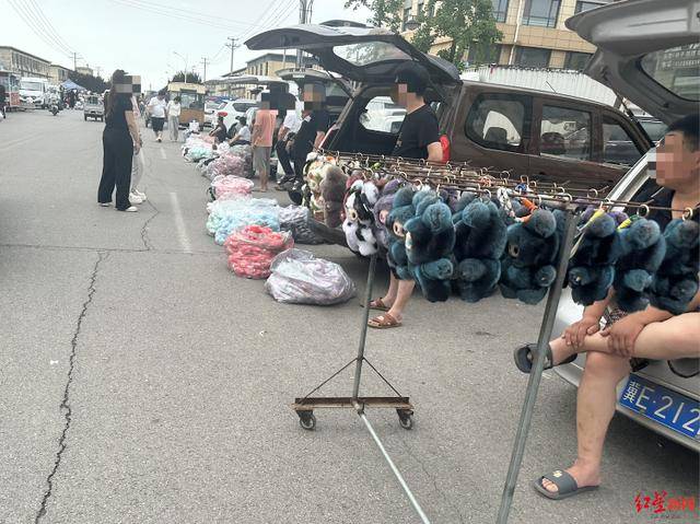 实探衡水盗版LABUBU大集：像卖菜一样摆摊卖，商家称如今订单变少生意难做