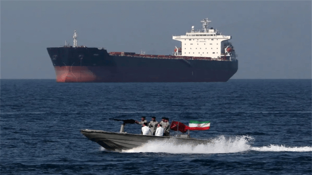 伊朗要行动了？美军集结大批军舰，中方一通电话打到伊朗外长那里