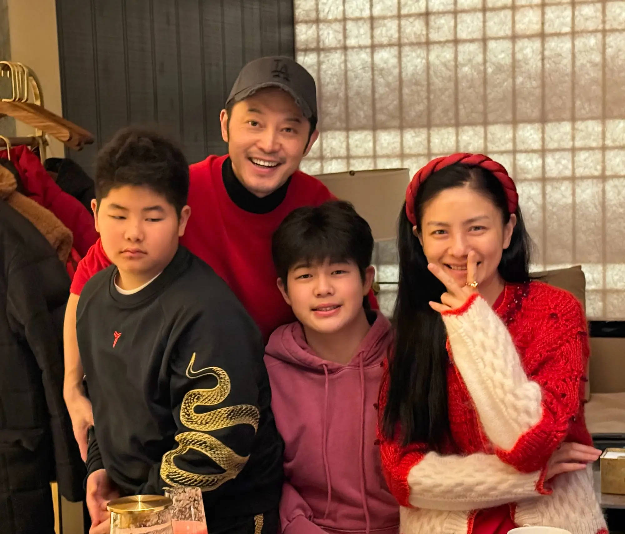 沙溢纪念与胡可结婚15周年!晒老婆捧花美照浪漫又甜蜜