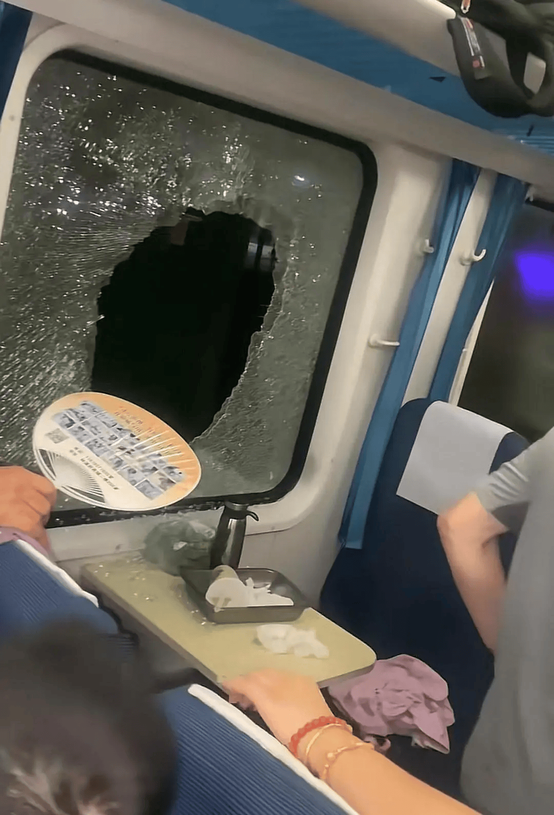 列车脱线乘客砸窗被带走 警方否认拘留：对其批评教育后放行