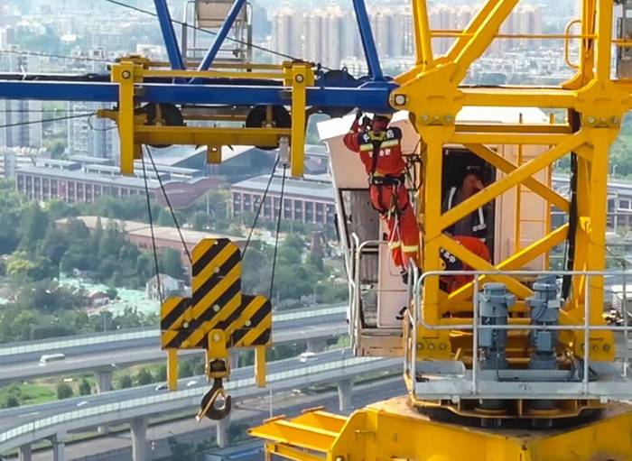 40℃高温！合肥一塔吊操作员因身体不适被困 消防百米高空救援