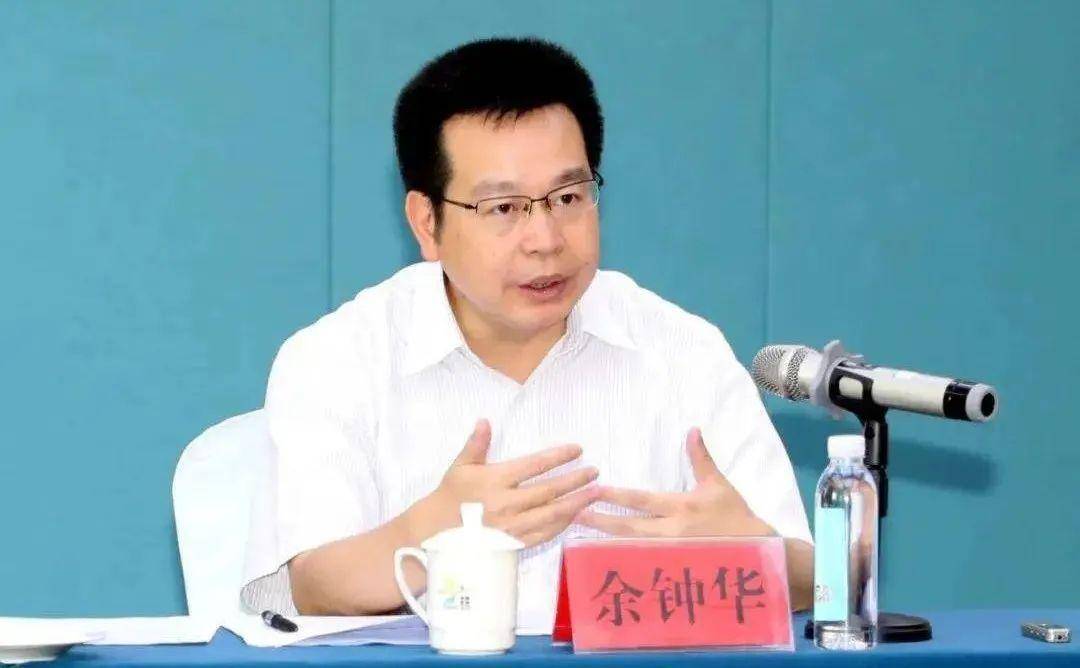 改过年龄，当过市委副秘书长、市委办公厅主任、县委书记，余钟华主动交代问题