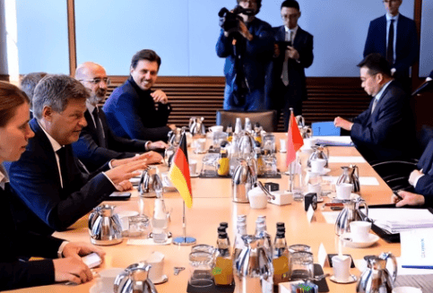 中方的专机刚走，27国收到反制通告，欧盟没想到，报复来得这么快！