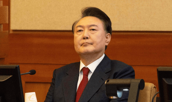 审讯15小时，尹锡悦被打上“叛国”标签，紧要关头，李在明将派人来华