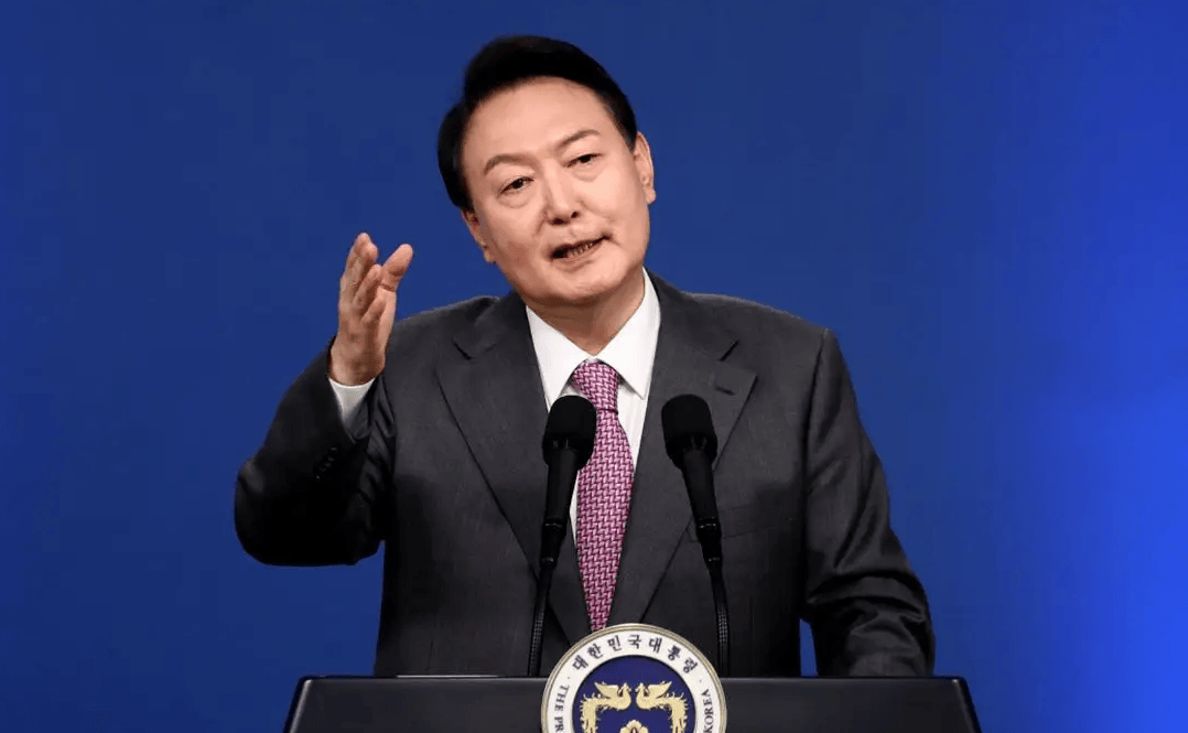 审讯15小时，尹锡悦被打上“叛国”标签，紧要关头，李在明将派人来华