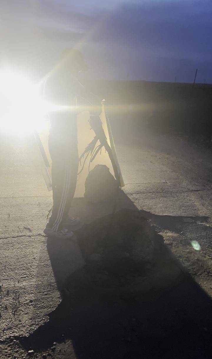 夜晚开车遇大坑，内蒙古一对夫妻往返20余公里布置“警示牌”